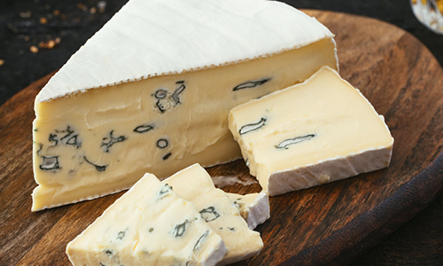 Our collection features renowned favourites like Allgäuer Emmental, Limburger, and Quark, alongside unique specialities such as Handkäse and Butterkäse.